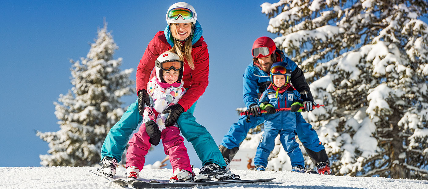 Familie im Skiurlaub in Flachau, Ski amadé