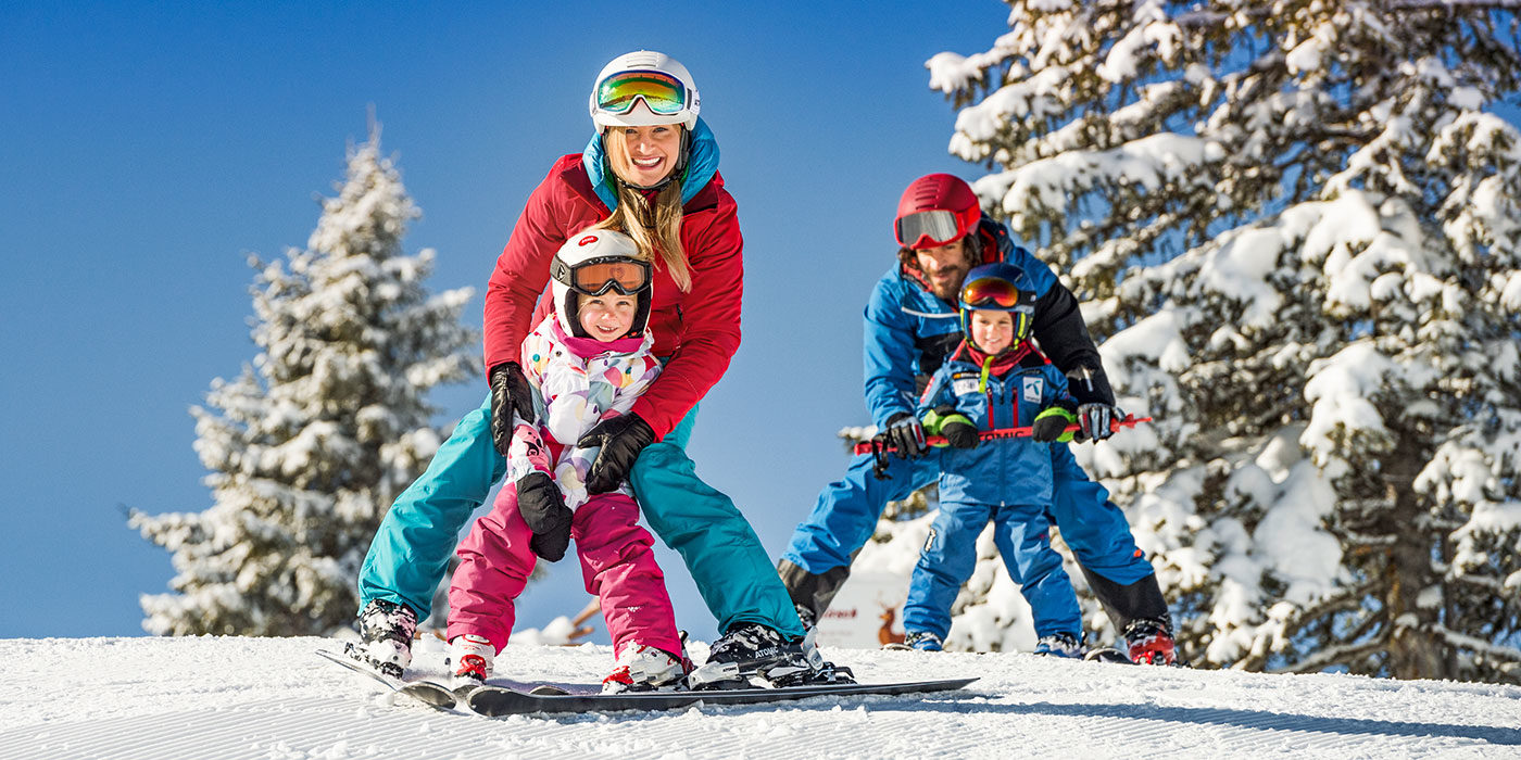 Familie im Skiurlaub in Flachau, Ski amadé