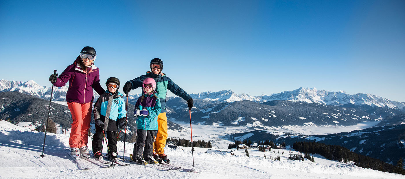 Familie im Skiurlaub in Flachau, Ski amadé