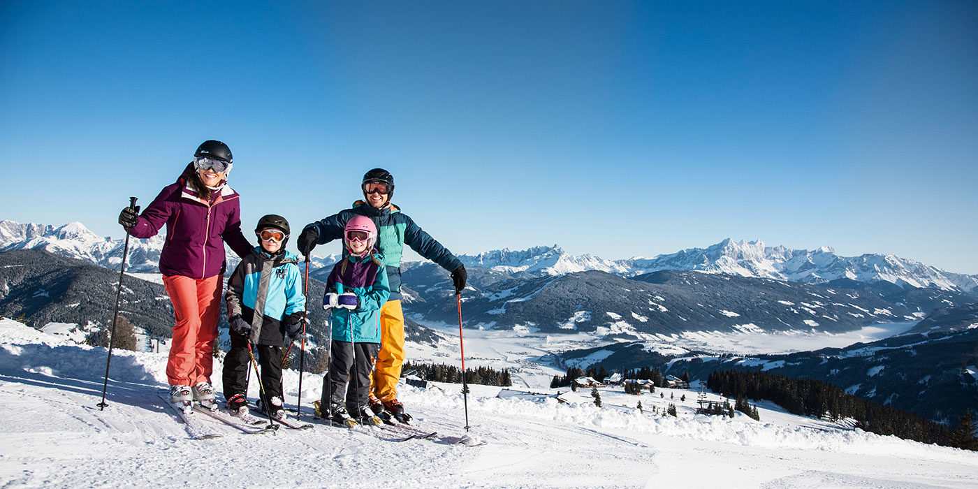 Familie im Skiurlaub in Flachau, Ski amadé
